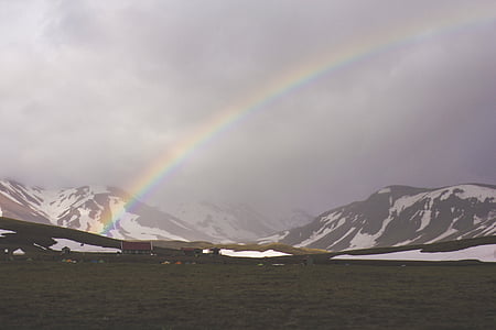 Rainbow, vieressä, Mountain, kenttä, lumi, taivas, pilvet