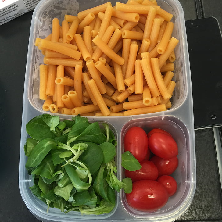 Bento, lunch in het kantoor, tomaten, groenten