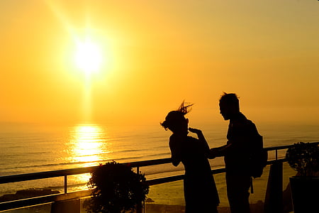 zwei, Person, stehende, Balkon, Sonnenuntergang, Sonnenlicht, Sonnenschein