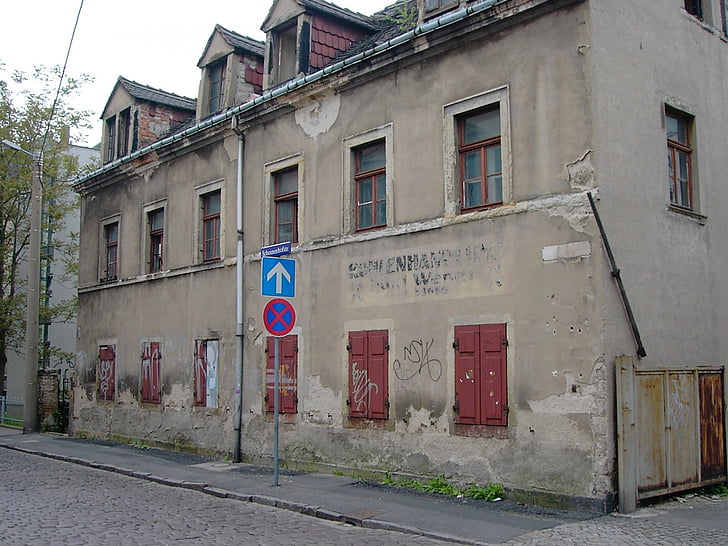 rakennus, vanha, julkisivu, entinen wasserburg, rauenneet, ikkunaluukut, suljettu
