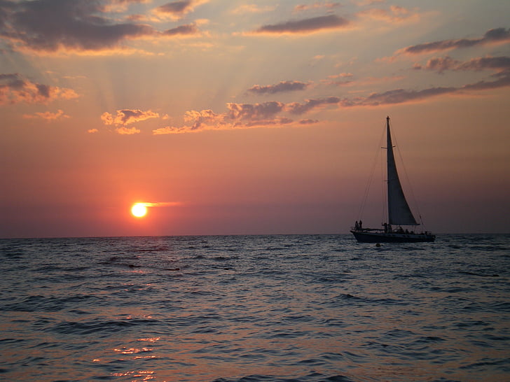 Mar, veler, posta de sol, núvol - cel, l'horitzó sobre l'aigua, representacions, silueta