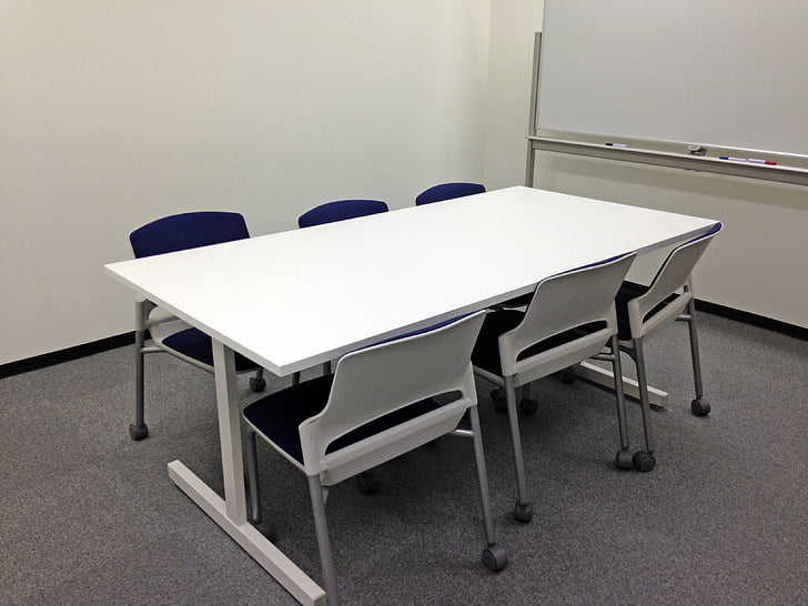 konferencijų salė, susitikimų sritis, kėdė, rašomasis stalas, biuras, Juoda balta lenta, įmonė