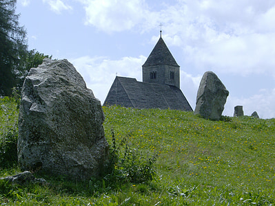 Falera, megalittene, kirke, Remigius, sted for strøm