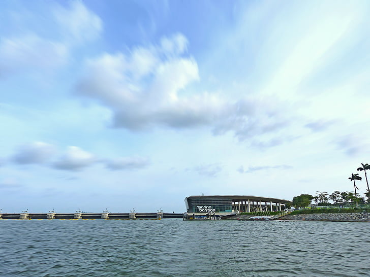 Singapūra, Marina aizsprosts, Singapūra landmark, Singapūras upes, zilas debesis, ūdens, vilnis