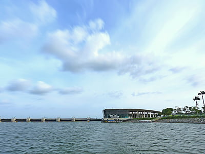 Singapore, Marina Barrage-pato, Singapore Maamerkki, Singapore-joelle, sininen taivas, vesi, Aalto