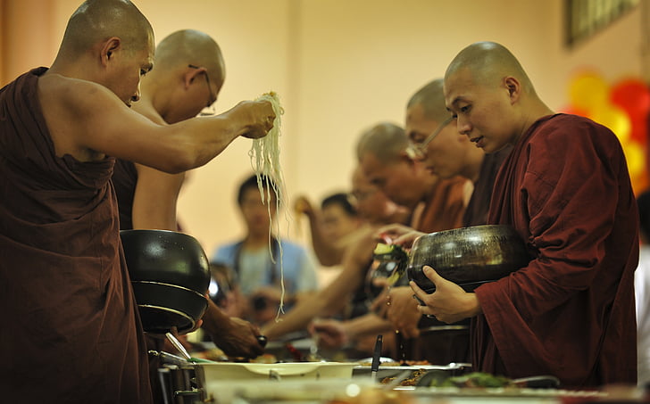 Theravada buddhizmus, Szangha figyelembe alamizsnát élelmiszer, szerzetesek ebédelni, buddhizmus, buddhista, bhikkhu, szerzetes