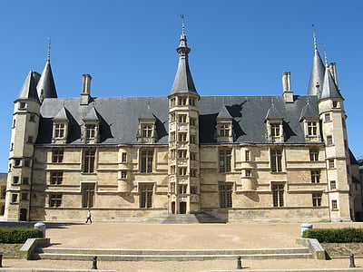 Херцогският дворец, замък, Невейр, Франция