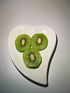 Kiwi, plátky kivi, doska v tvare srdca, misky, Kiwi zelené srdce, zhouzhi kiwi, ovocie
