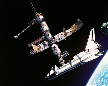 Atlantis rumfærge, Rusland rumstation, Mir, kuperet, forbundet, astronauter, kosmonauter