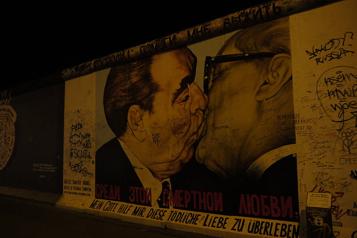 berlin wall, wall, berlin, history, artistic, man, kiss