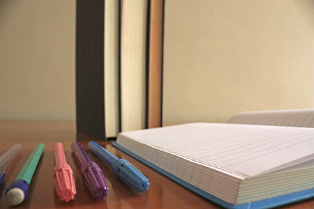 markerek, notebook, oldalak, papír, tollak, táblázat, könyv