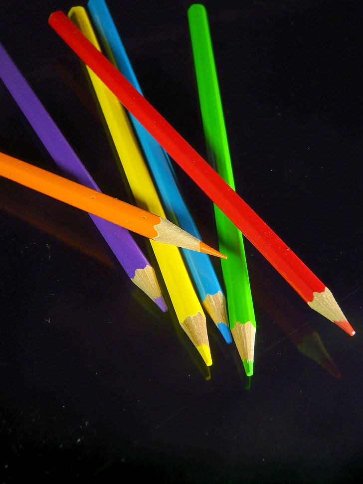 χρωματιστά μολύβια, στυλό, μολύβια χρώματος, κραγιόνια, χρώμα, ξύλινα μανταλάκια, πολύχρωμο