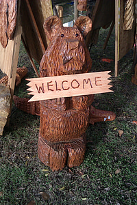 Bienvenue, ours de tronçonneuse, sculpture sur
