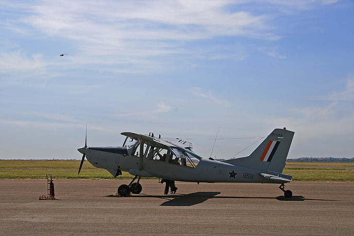 avió Bosbok en la línia de vol, aeronaus, ala fixa, avió, exhibició de vol, Patrimoni, Museu de la força aèria
