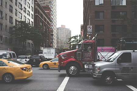 szary, Van, czerwony, samochód ciężarowy, w pobliżu, brązowy, betonu