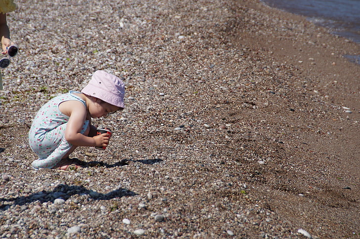 Çocuk, kız bebek, küçük, plaj, çakıl taşları, toplar, oyun