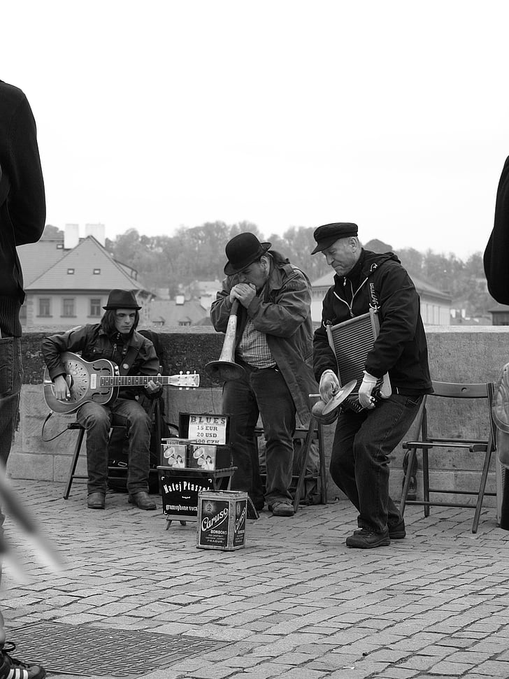 músics de carrer, Praga, Pont de Carles, homes, escena de carrer, escena de la ciutat, artistes de carrer