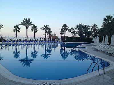 piscine, se détendre, eau, bleu, palmiers, complexe hôtelier, silencieux