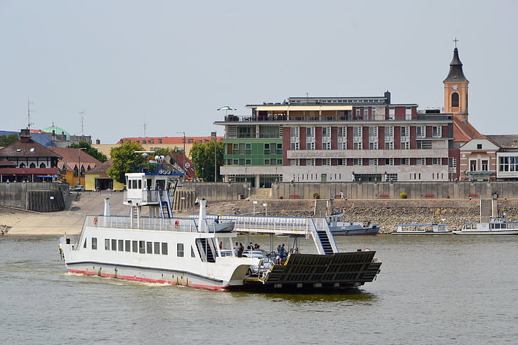 Comitatul Baranya, Mohács, cu feribotul, Dunărea, Insula, Hotel, Biserica