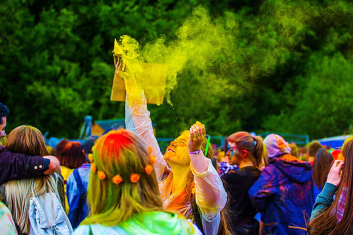 festivalen av färger, Holi, Moskva, 2017, flashmob, personer, färg