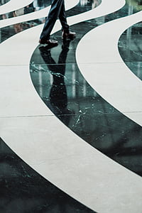 azulejo de, mármol, piso, diseño, personas, caminando, reflexión