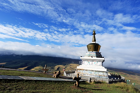 Klasztor kumbum, błękitne niebo, biały chmura, góry, Widoki, Buddyzm, religia
