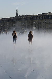 Bordeaux, Place de la bourse, suihkulähde, ihmiset