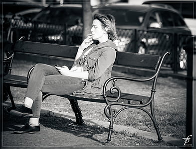 žena, Fajčenie, cigareta, posedenie, odpočíva, banka, život na ulici