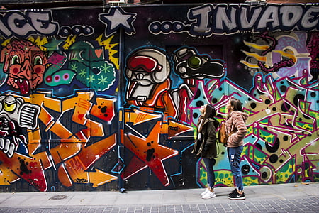 dois, mulher, em pé, parte dianteira, criativa, grafite, parede