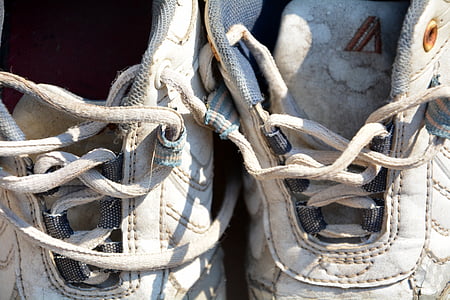 cordones de los zapatos, en ruinas, zapatillas de deporte