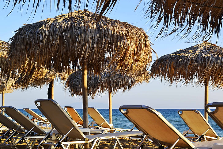chaises longues et parasols, bord de mer, mer, plage, Grèce, été, Dim