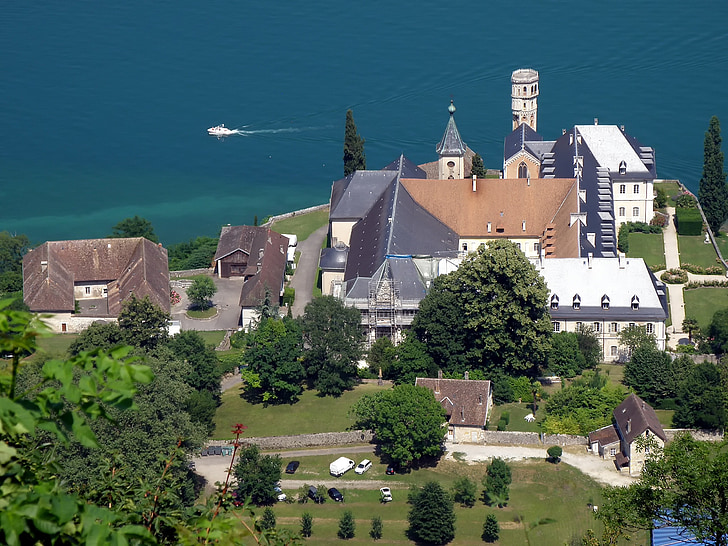 Abbaye d'hautercombie, Klasztor, budynki, morze, Ocean, wody, drzewa