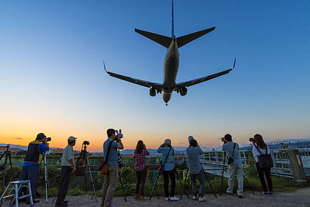 fotograf der, flyvemaskine, under landing, Osaka lufthavn, aften, Senri river bank, flyvende