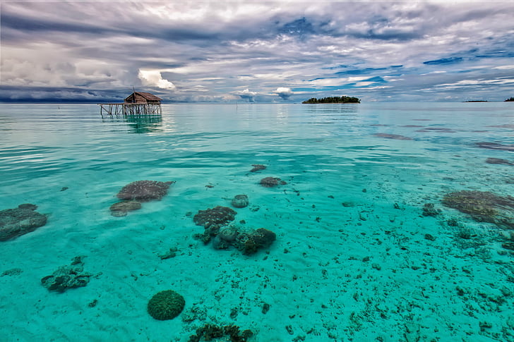 mělké moře, tyrkysová, voda v kabině, John longa ostrov, halma hera jih, Indonésie, tyrkysové barvy