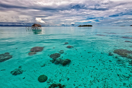 de ondiepe zee, turkoois, de schuur van de water, John longa eiland, Halma hera Zuid, Indonesië, Turquoise gekleurde
