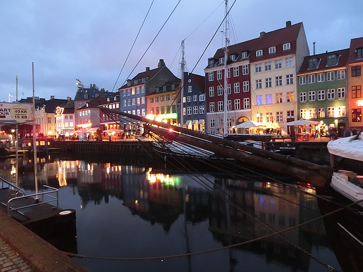 Kopenhaga, Dania, żaglowce, Port, łodzie, Kanał Nyhavn, Wieczorem