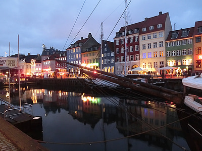 Koppenhága, Dánia, vitorlás hajók, Port, csónakok, Nyhavn, este