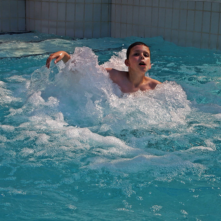 berniukas, unconcernedly, linksmai, vandens, žaisti, mėlyna, plaukimo baseinas