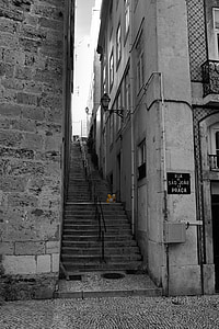 Portugália, Lisszabon, sikátor, lépcsők, léggömbök