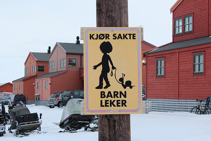 otroci, varnost, Prometni znak, Norveška, Svalbard, motorne sani, hiše