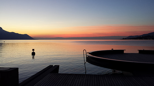 Ženevské jazero, západ slnka, zimy