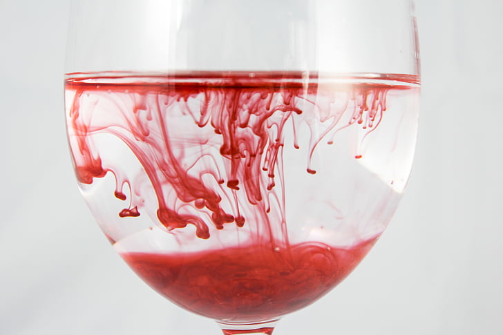 una copa de, l'aigua, color, tinta, sang, vermell, dissolt