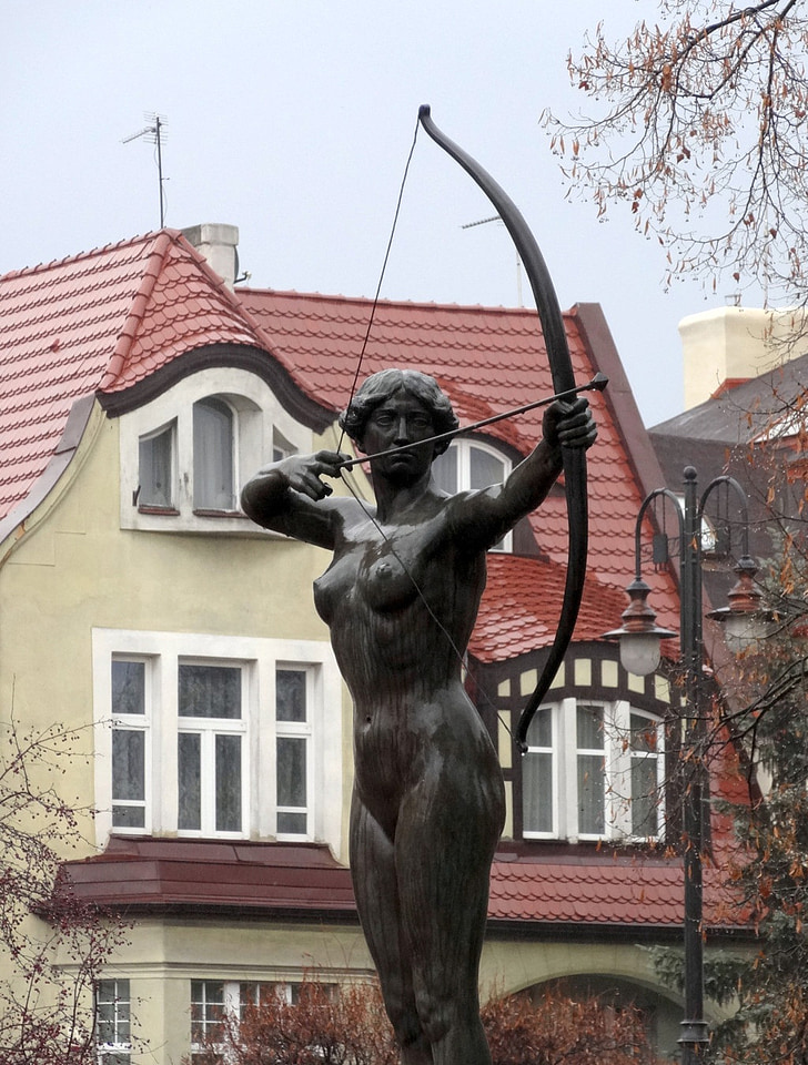 luczniczka, bydgoszcz, statue, sculpture, figure, artwork, park
