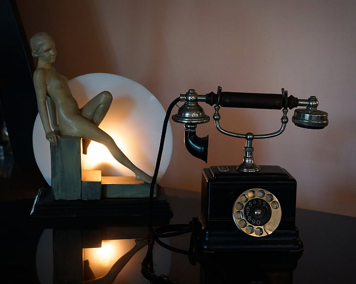 telefonas, biuro stalas, lempa, muziejus
