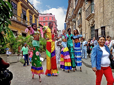 mosquitos, bailarines sobre zancos, la Habana Vieja, Mostrar
