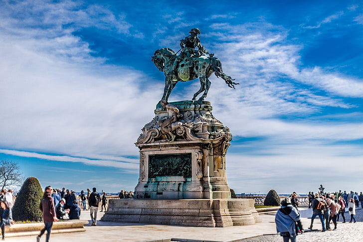 Budapest, Castillo, estatua de, azul, caballo, Rider, gran grupo de personas