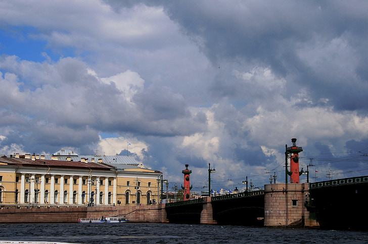 floden, Neva, byggnader, rostralt kolumner, Marina sevärdheter, moln