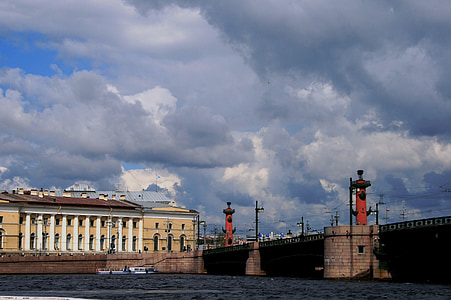 Река, Нева, здания, Ростральные колонны, Морские достопримечательности, облака