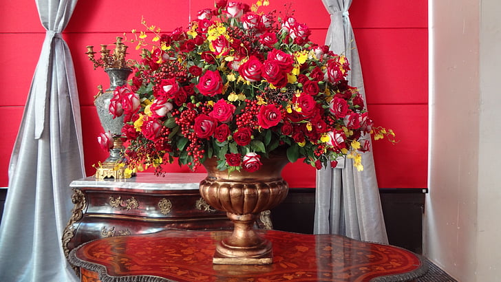 blomst arrangement, røde roser, vase med blomster