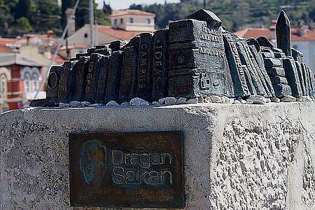 monument, piédestal, Dragan sakan, livre, écrivain, souvenir, mémoire